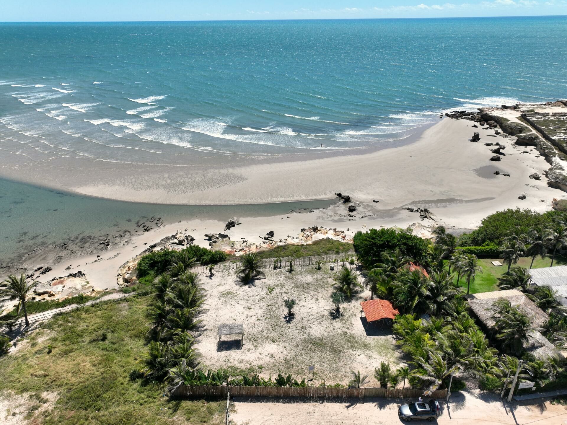 Imagem de Terreno frente ao mar, pé na areia, com três lote em Fortim